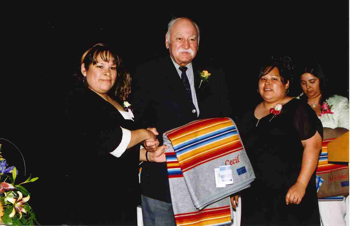 Back row: Elder Judy Pelly, former ITEP director Orest Murawsky, ITEP graduate Sharon Chicoose. Front row: Troy Maracle, Shoo-Shoo King-Maracle, Alanis King, Anna-Leah King, B'Elanna Maracle. Mural art by Kevin Pee-ace. 